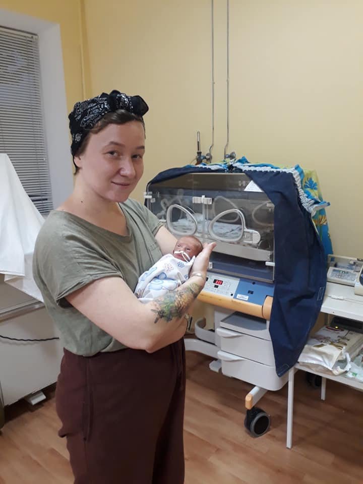 Вес новорожденного - чуть более килограмма 