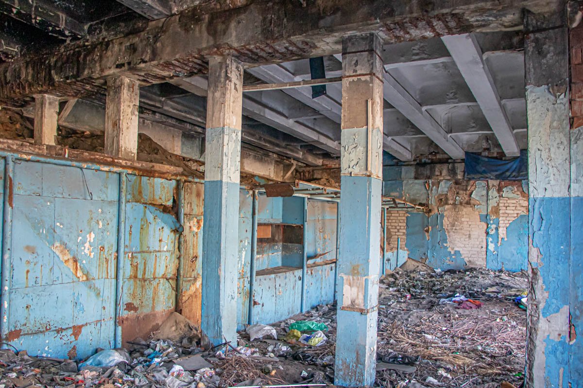 Краска на стенах облезла