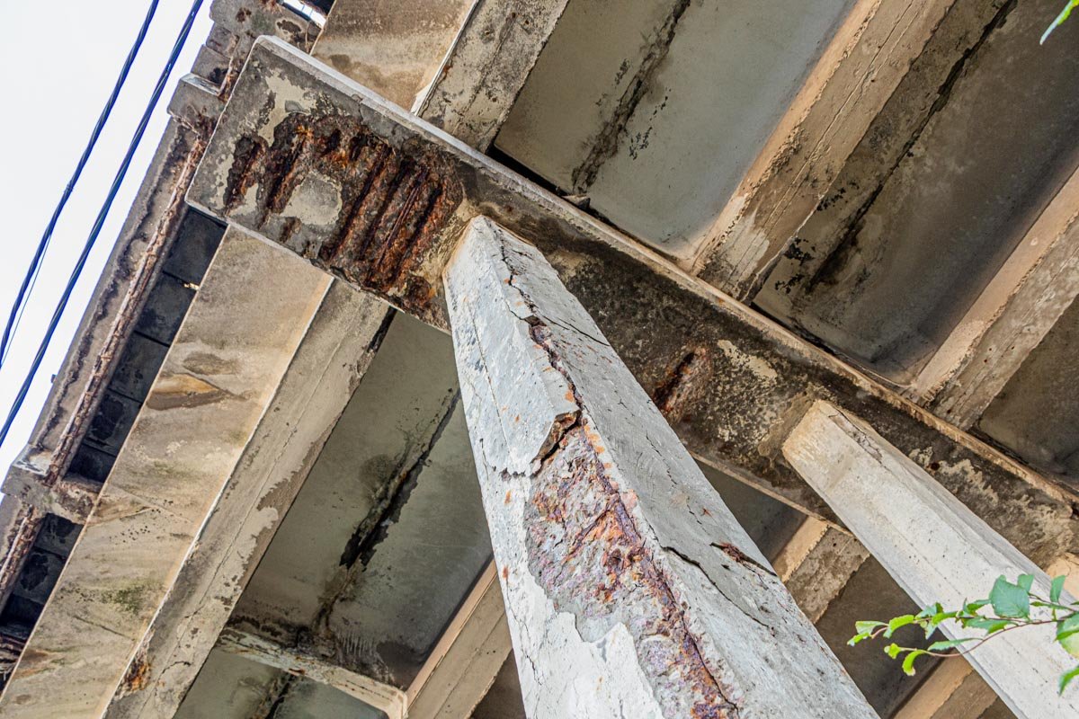 Опора разрушается