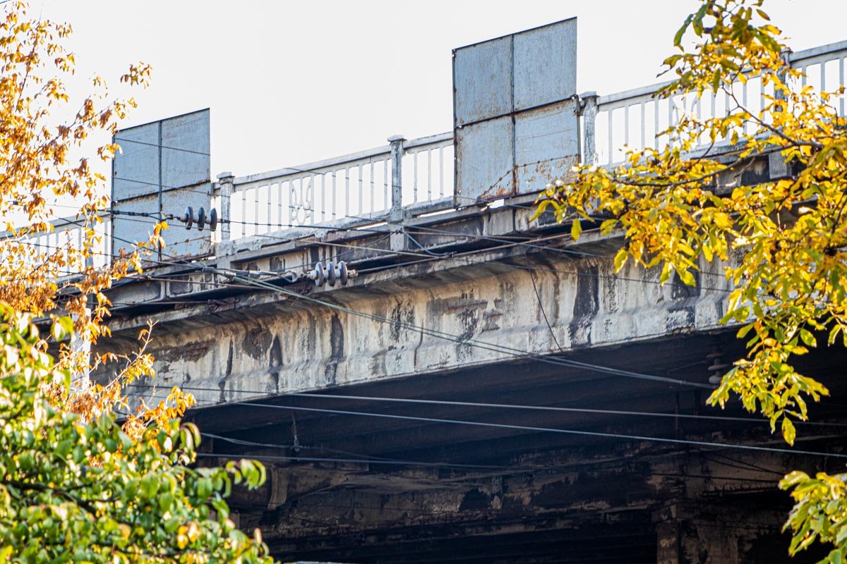Страшно подумать о том, что путепровод до сих пор эксплуатируется