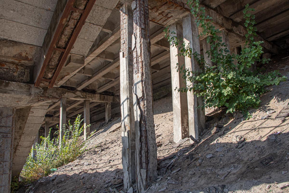 По столбам пошли трещины