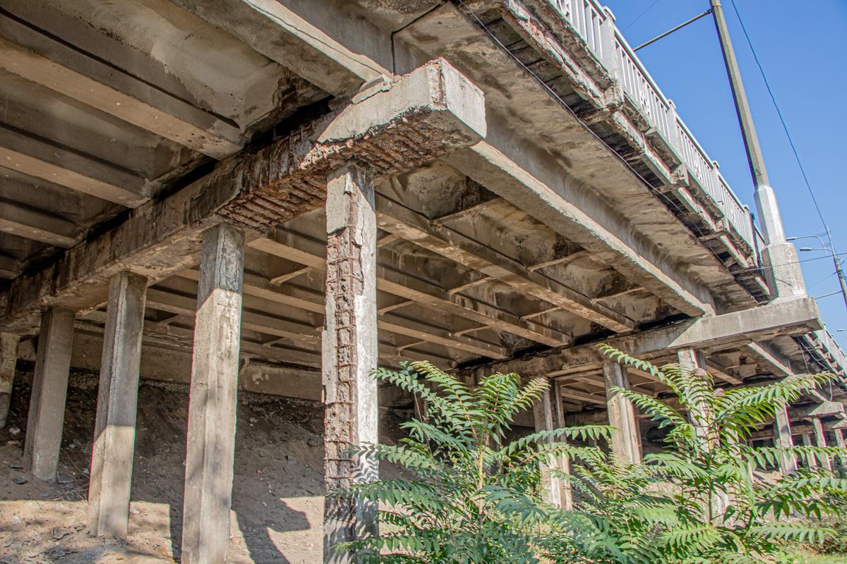 У основания видны дыры