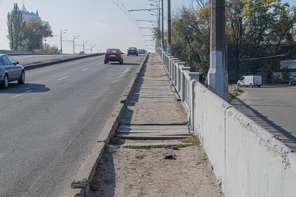 Люди пытаются залатать ямы деревянными досками
