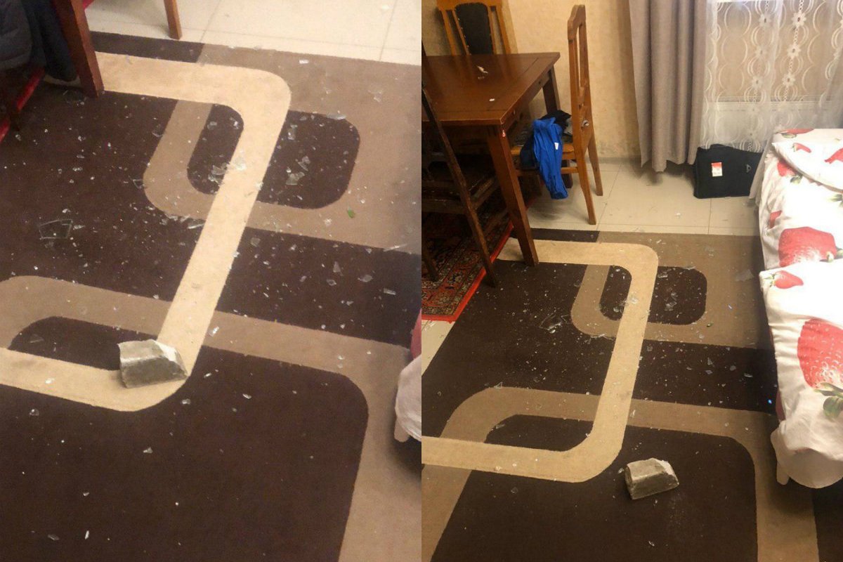 Осколки от разбитого стекла разлетелись по комнате Осколки от разбитого стекла разлетелись по комнате