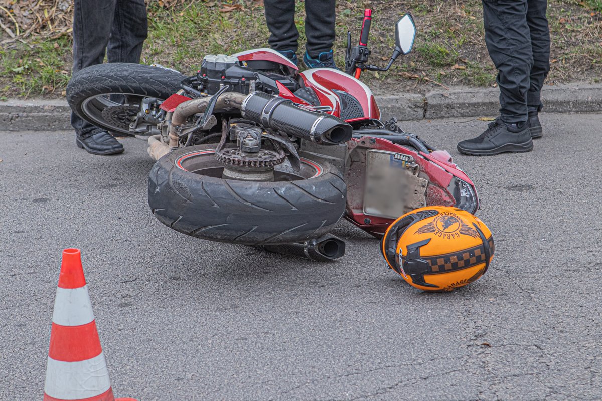 С места аварии мотоциклиста в тяжелом состоянии забрала скорая помощь