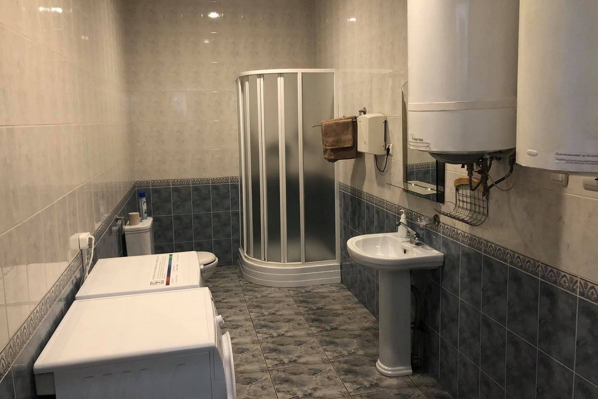 В ванной комнате найдутся стиральные машинки и сушилки В ванной комнате найдутся стиральные машинки и сушилки