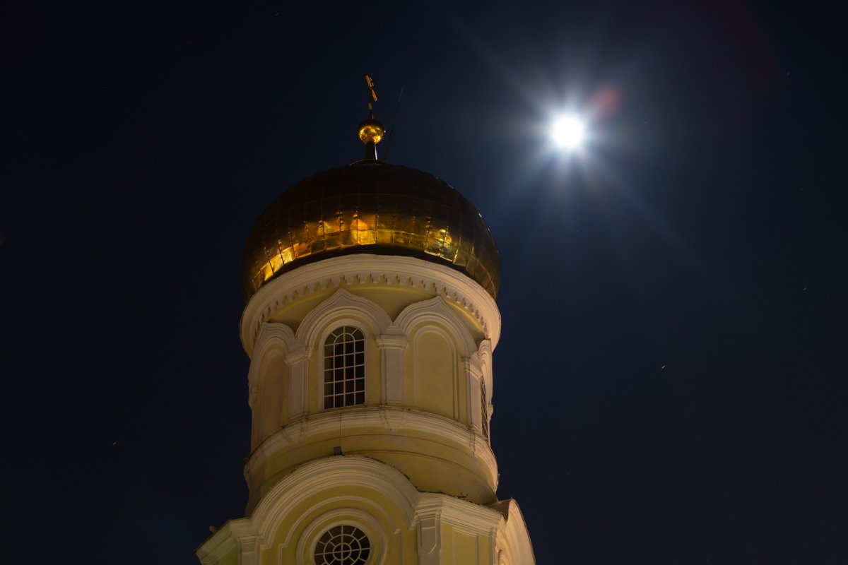 Луна, поднявшаяся над засыпающим городом, манит своей красотой Луна, поднявшаяся над засыпающим городом, манит своей красотой