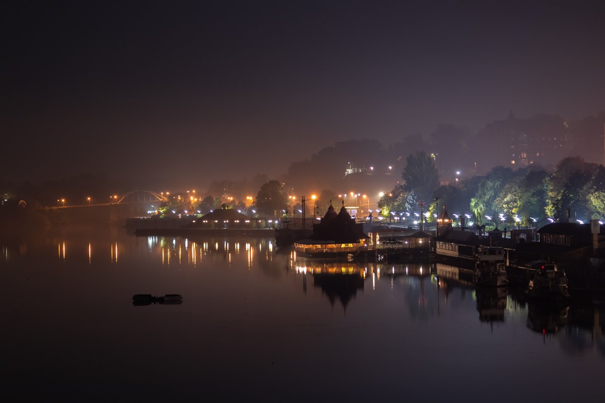 Город мерцает тысячей огней, пока его жители нежатся в постелях  Город мерцает тысячей огней, пока его жители нежатся в постелях