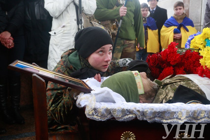 Ярослава похоронила своего отца, который погиб в 2015 году на Донбасе Ярослава похоронила своего отца, который погиб в 2015 году на Донбасе