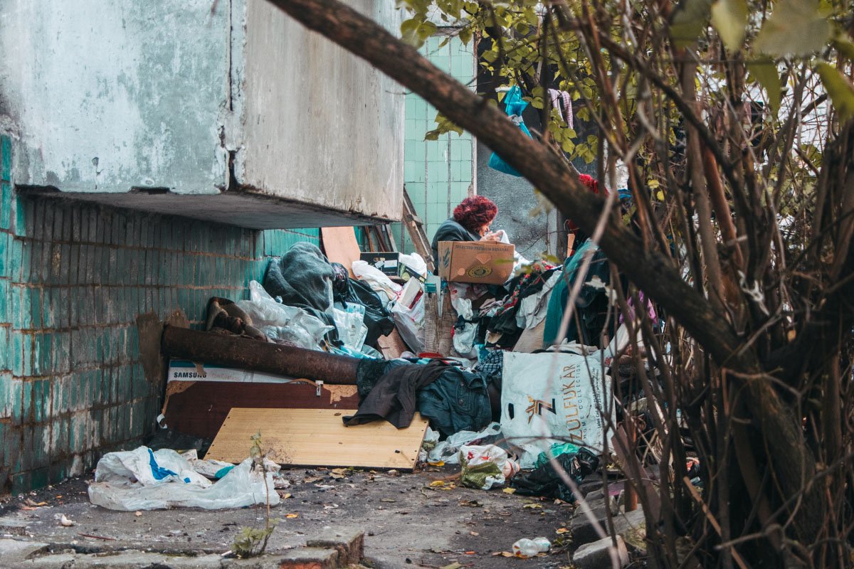 Отбирает ей необходимое Отбирает ей необходимое