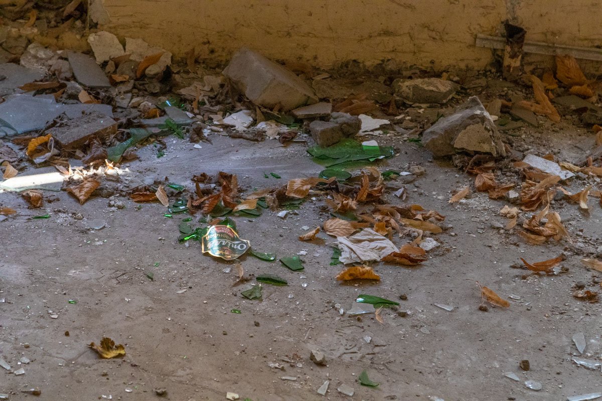 Здание стоит во дворе центра