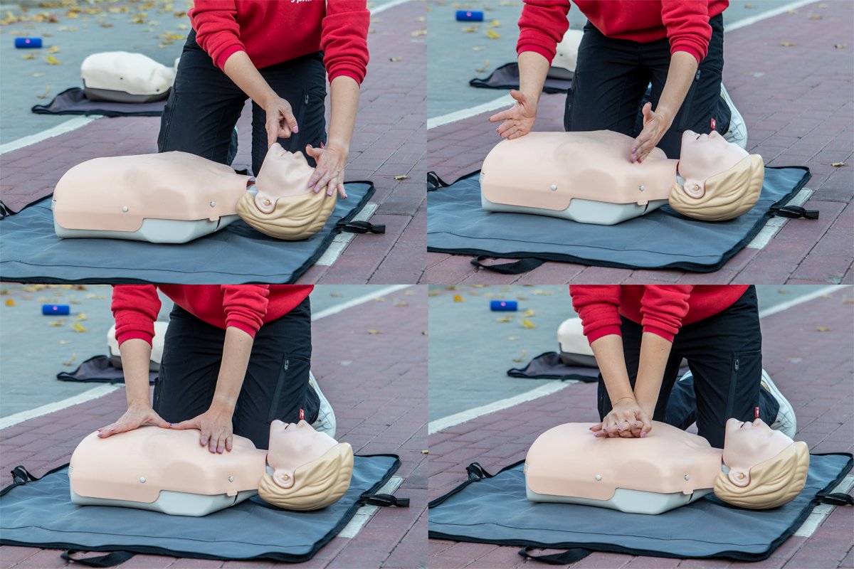 Запрокидываем голову, определяем место для проведения, проводим СЛР (пальчики руки, которая снизу, должны быть разогнутыми)