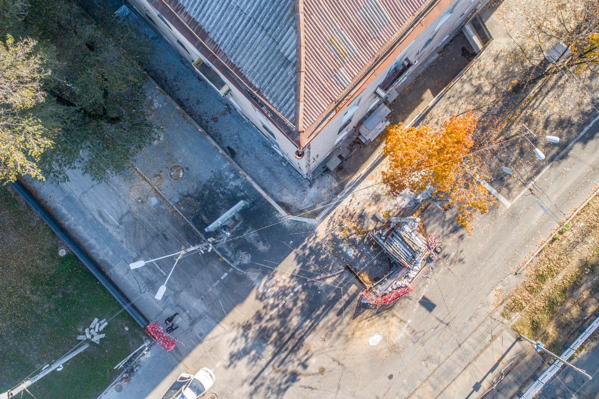 Здание обнесли бетонными блоками и металлическим забором Здание обнесли бетонными блоками и металлическим забором