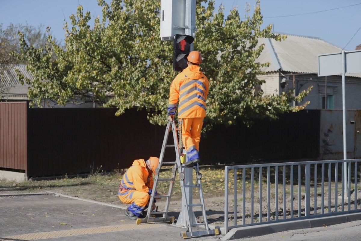 В Днепре, на ж/м Игрень, на нерегулируемом пешеходном переходе установили новый светофор В Днепре, на ж/м Игрень, на нерегулируемом пешеходном переходе установили новый светофор