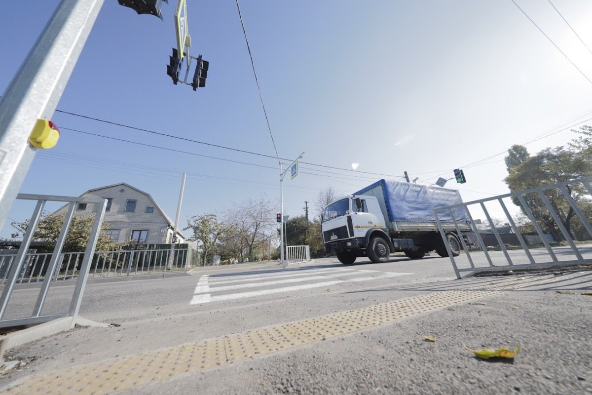 Он расположен на перекрестке улиц Романовского и князя Константина Острожского Он расположен на перекрестке улиц Романовского и князя Константина Острожского