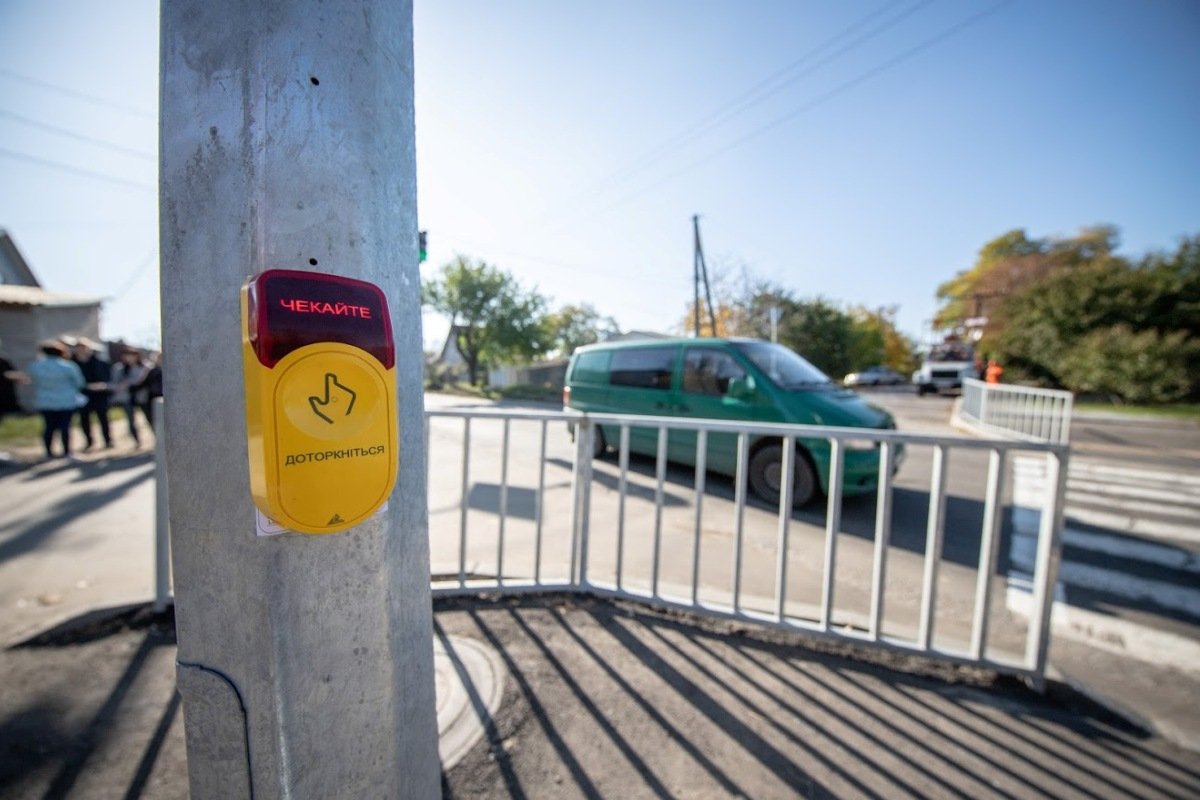 Кроме того, светофоры оборудованы антивандальными кнопками вызова зеленого света Кроме того, светофоры оборудованы антивандальными кнопками вызова зеленого света