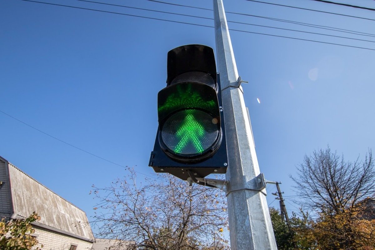 Пешеходный переход сделан с учетом потребностей людей с ограниченными физическими возможностями Пешеходный переход сделан с учетом потребностей людей с ограниченными физическими возможностями