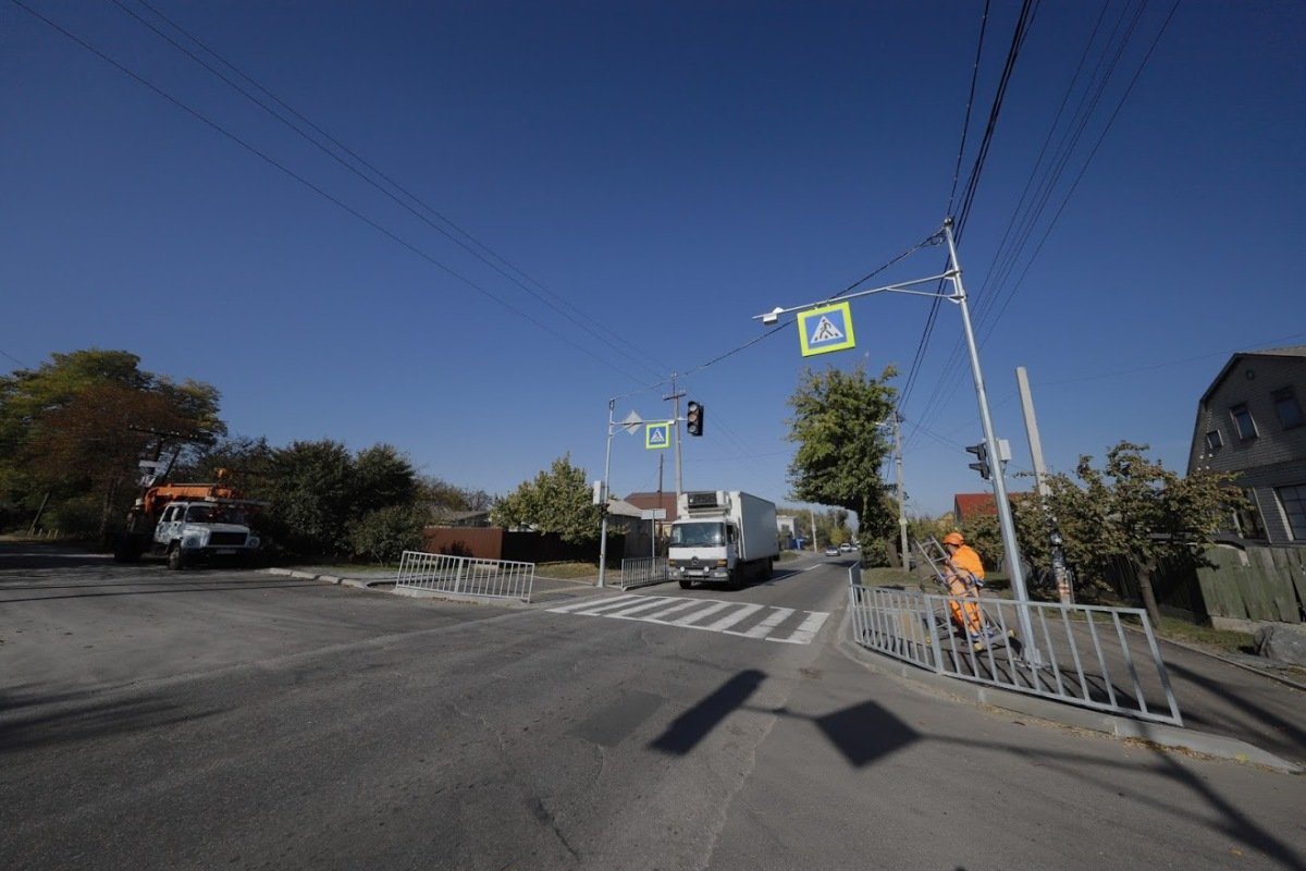 Состоит из шести светодиодных светофоров: четыре - для автомобилистов и два - для пешеходов Состоит из шести светодиодных светофоров: четыре - для автомобилистов и два - для пешеходов