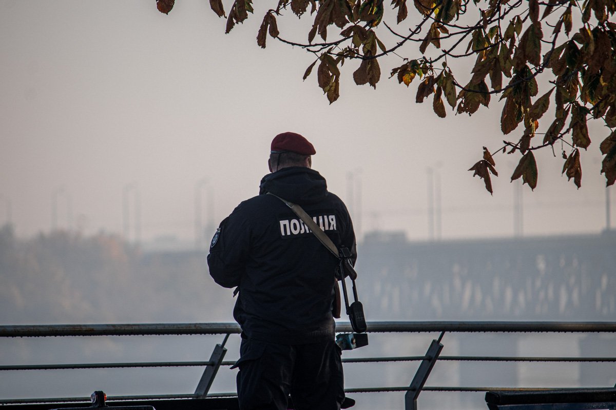 По периметру стоят вооруженные сотрудники подразделения полиции особого назначения