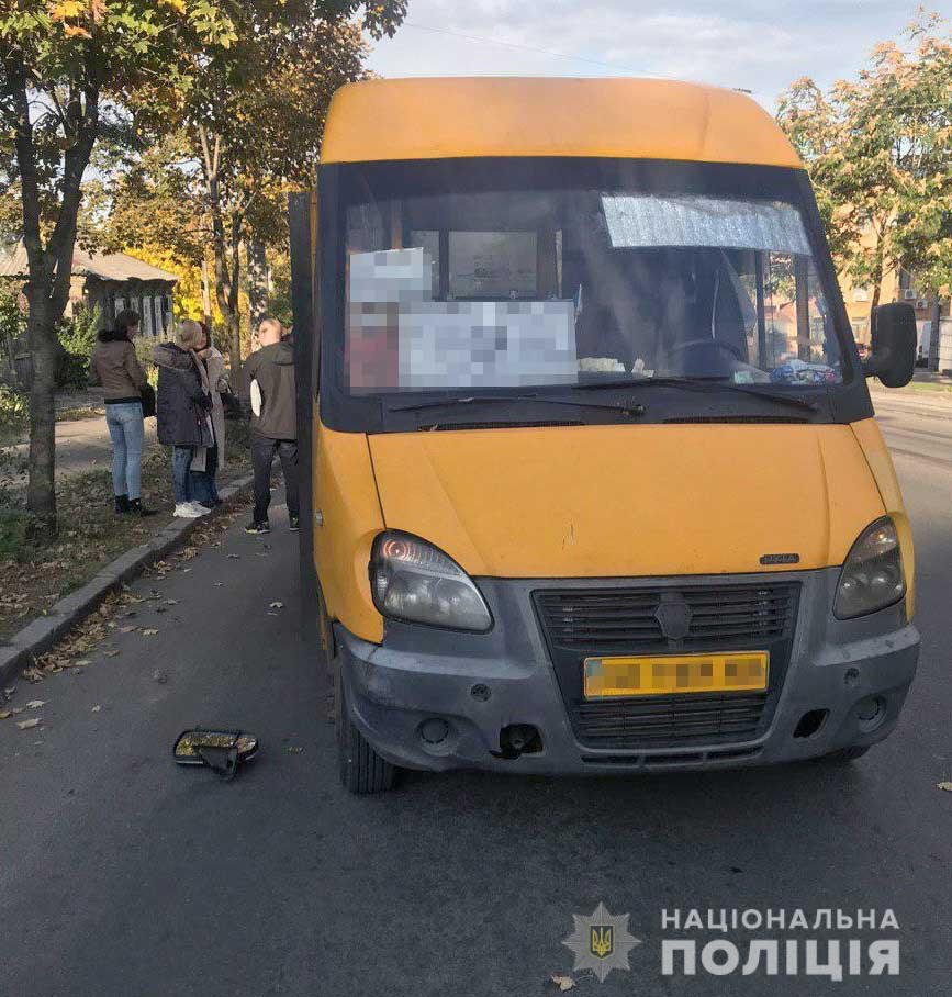 Мужчина разбил боковое зеркало авто Мужчина разбил боковое зеркало авто