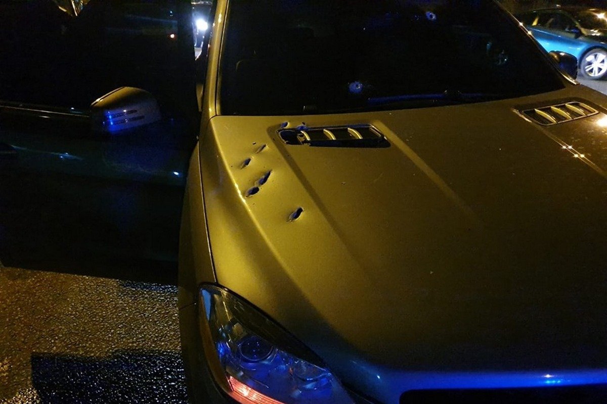 На капоте и лобовом стекле автомобиля — следы от пуль На капоте и лобовом стекле автомобиля — следы от пуль