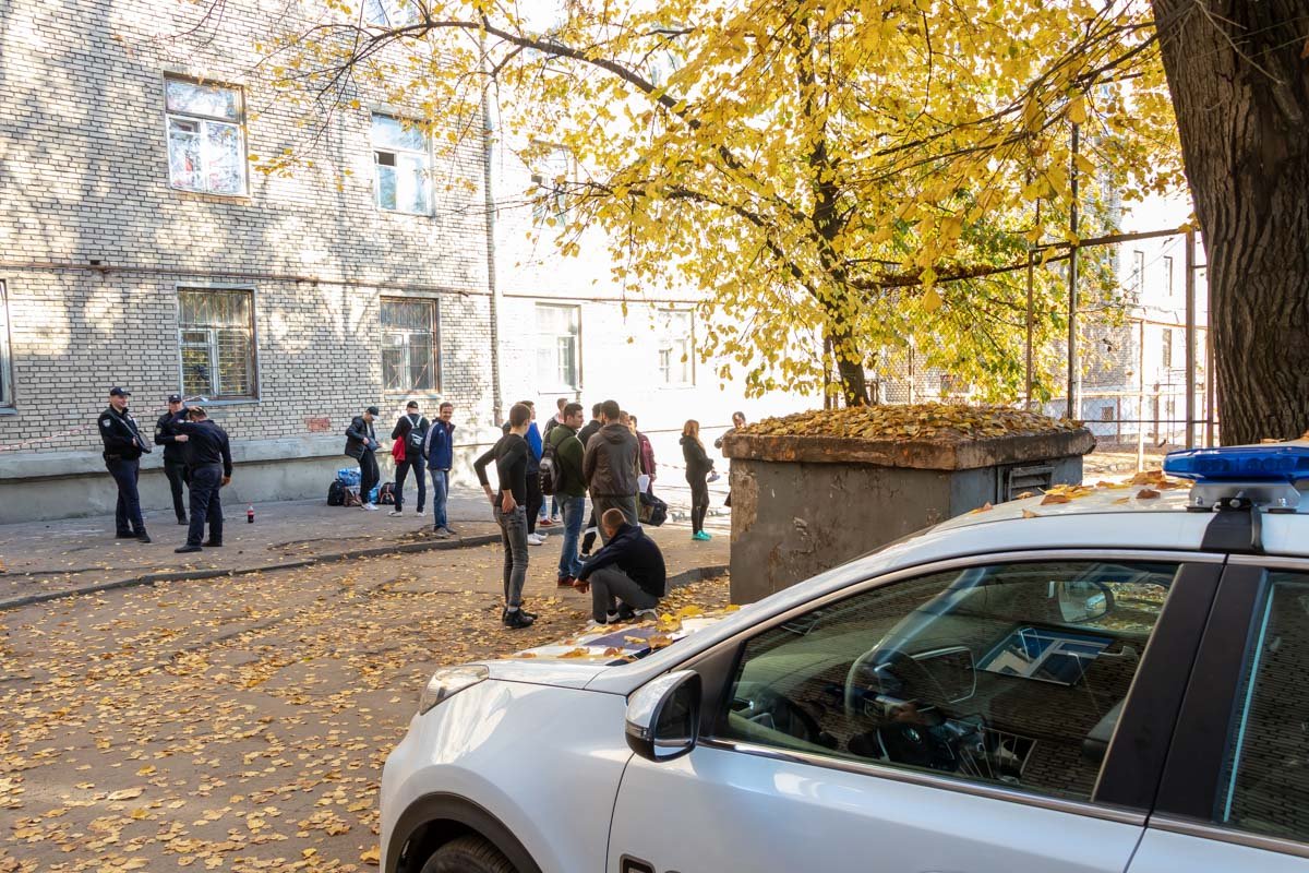 Планируется, что в день санитарные группы будут "отрабатывать" по одному этажу