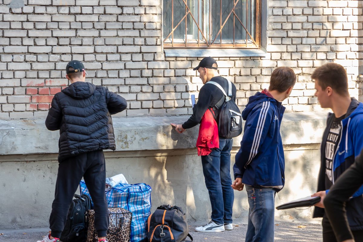 Каждый студент должен написать заявление с разрешением брать его личные вещи