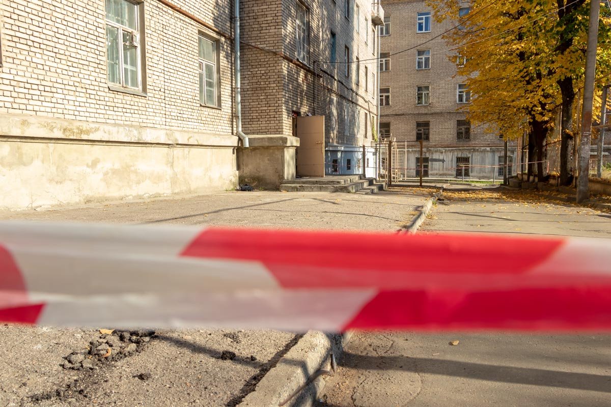 На территорию аварийного общежития не пускают никого, кроме санитарных групп