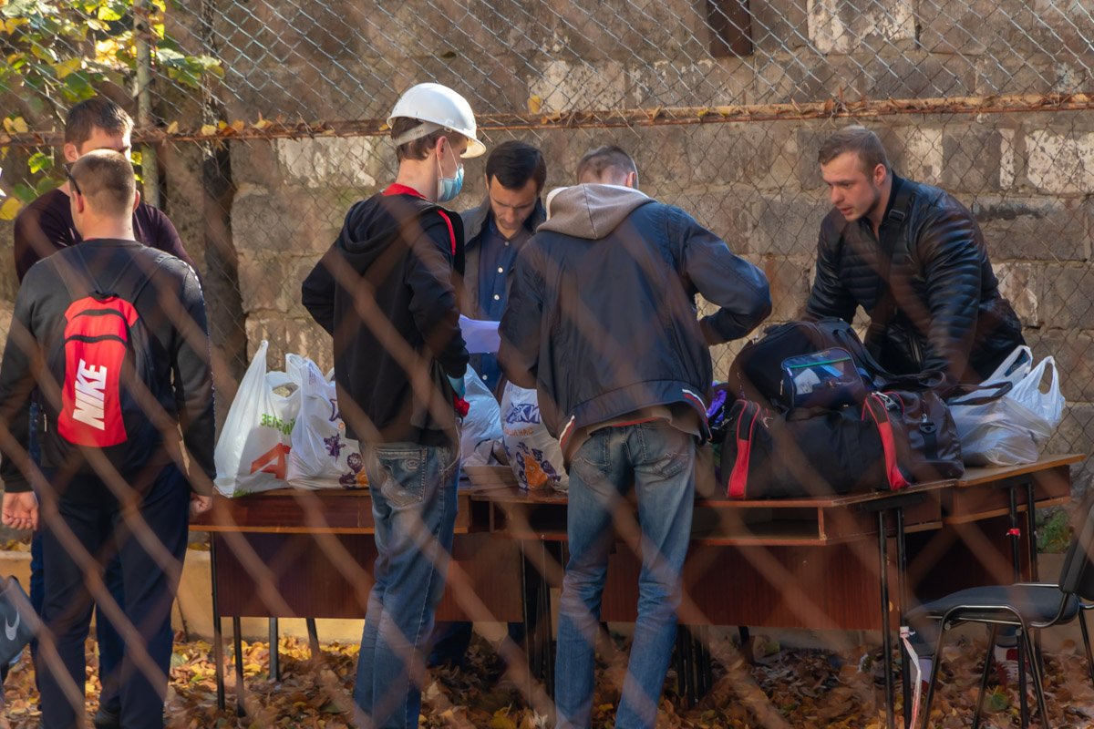 Самое основное забрали. Остальное (мебель, технику, крупные вещи) - потом