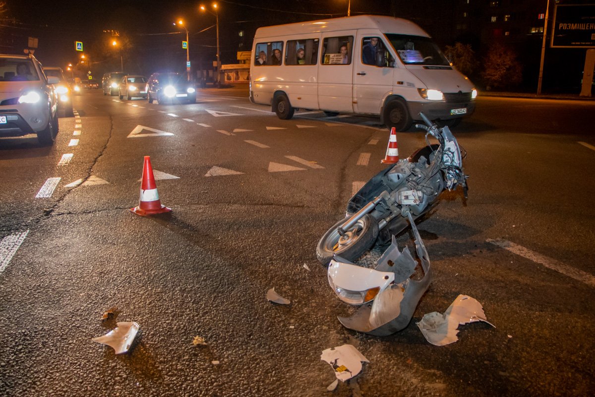 Автомобили объезжают с двух сторон, но это не спасает от пробки Автомобили объезжают с двух сторон, но это не спасает от пробки