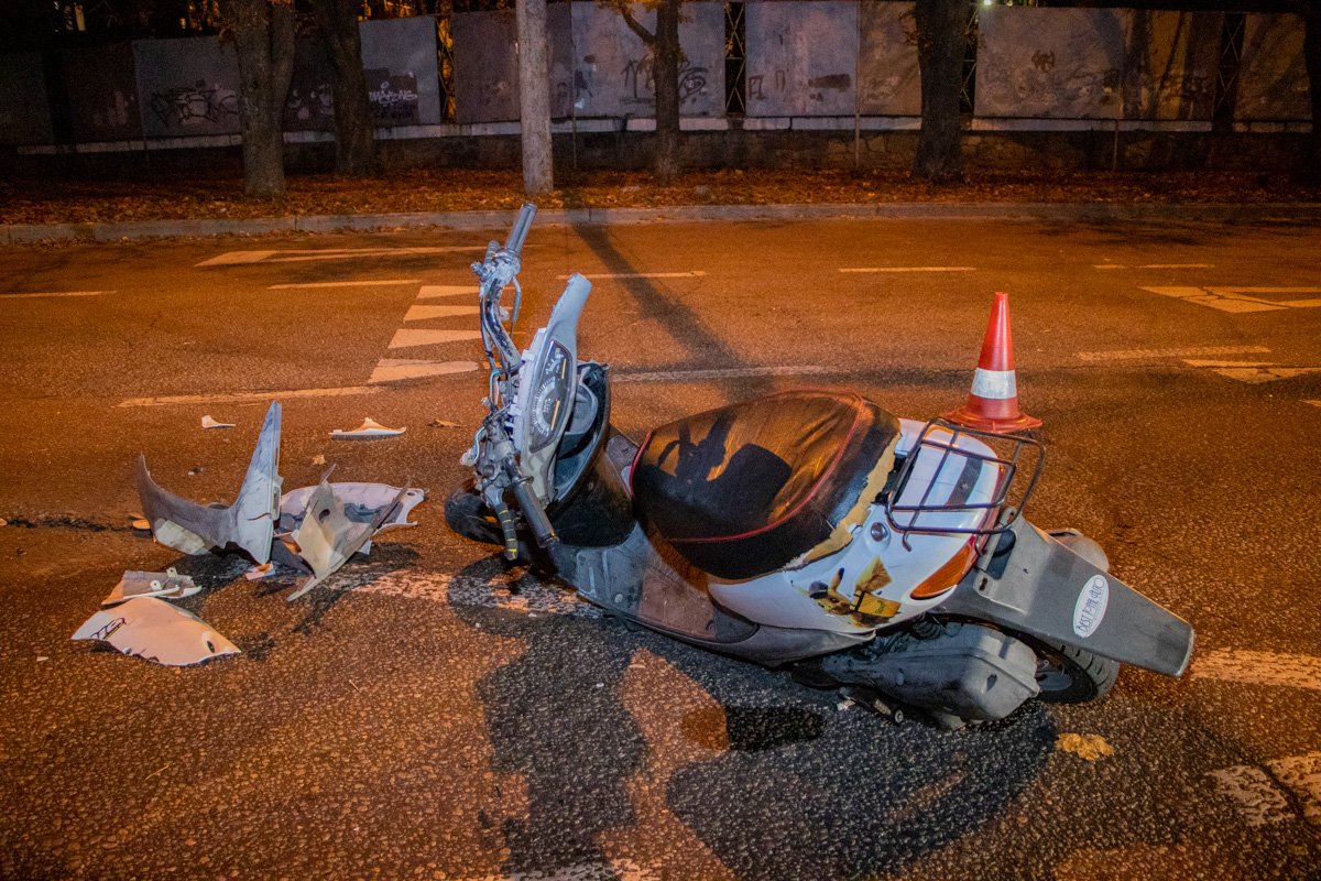 У скутера разбита передняя часть У скутера разбита передняя часть