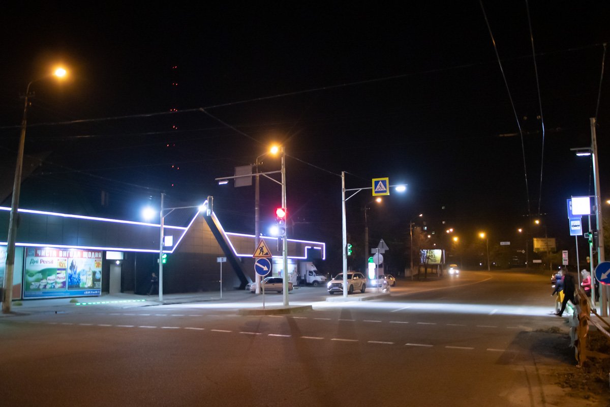 Пешеходный переход ведет от АТБ до бывшего ТЦ "Материк" (он сейчас на реконструкции) Пешеходный переход ведет от АТБ до бывшего ТЦ "Материк" (он сейчас на реконструкции)