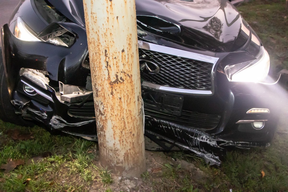 Судя по повреждениям, удар был достаточно мощный Судя по повреждениям, удар был достаточно мощный