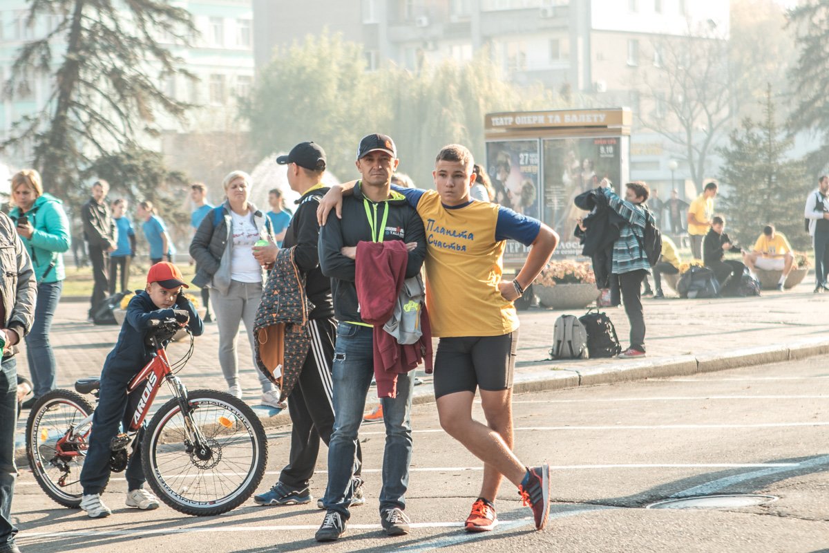 Забег стартовал в 9:30, возле Днепропетровского академического театра оперы и балета Забег стартовал в 9:30, возле Днепропетровского академического театра оперы и балета
