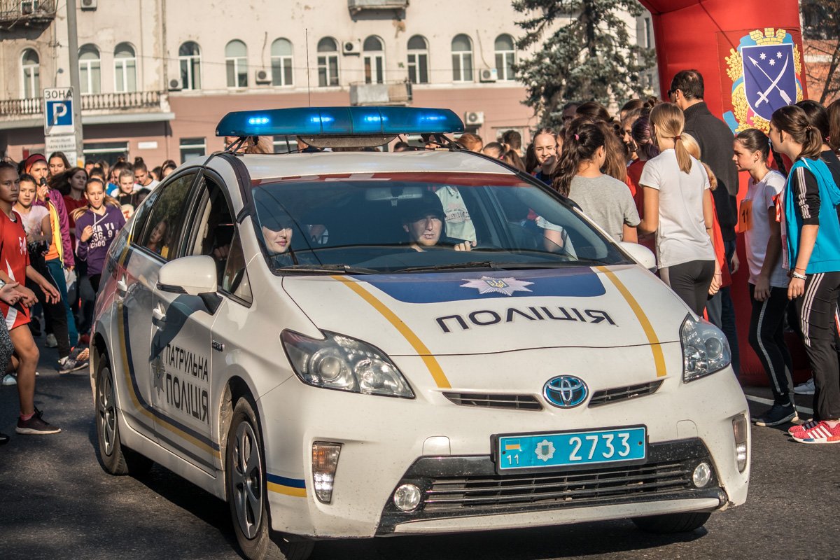 Ребята бежали в сопровождении полиции и медиков Ребята бежали в сопровождении полиции и медиков