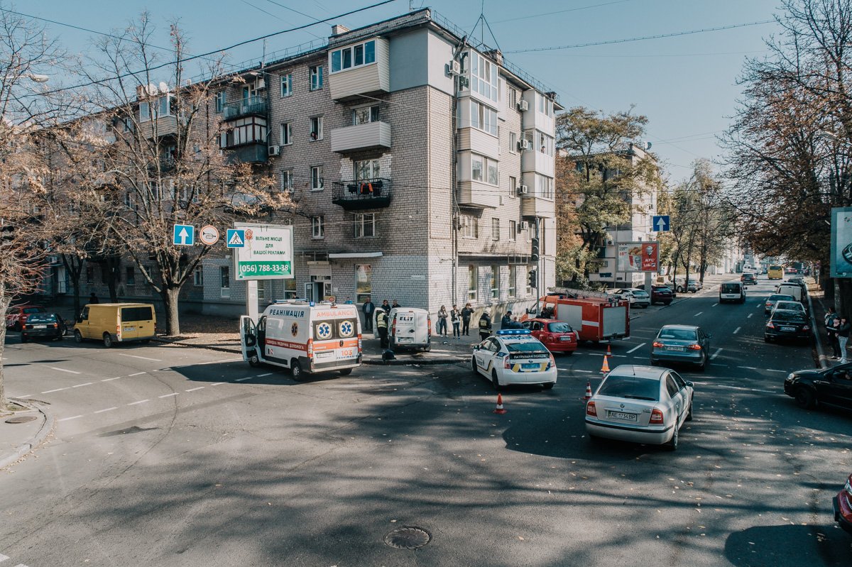 Автомобили вылетели на тротуар  Автомобили вылетели на тротуар