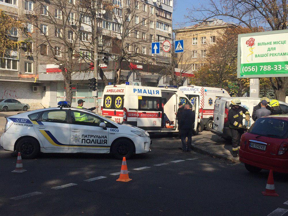 При столкновении оба автомобиля вылетели на тротуар При столкновении оба автомобиля вылетели на тротуар