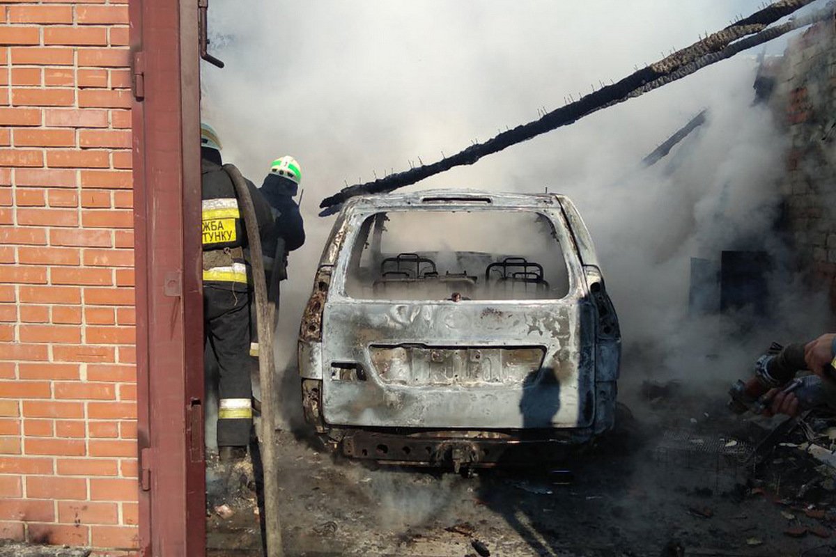 В гараже был припаркован Toyota Land Cruiser