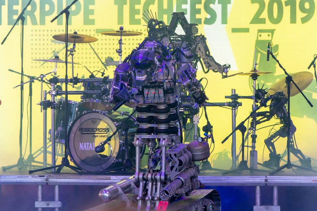 Роботы-рокеры из Берлина, настоящий Бамбли и взрывы от химиков: что приготовил Interpipe для TechFest 2019 4