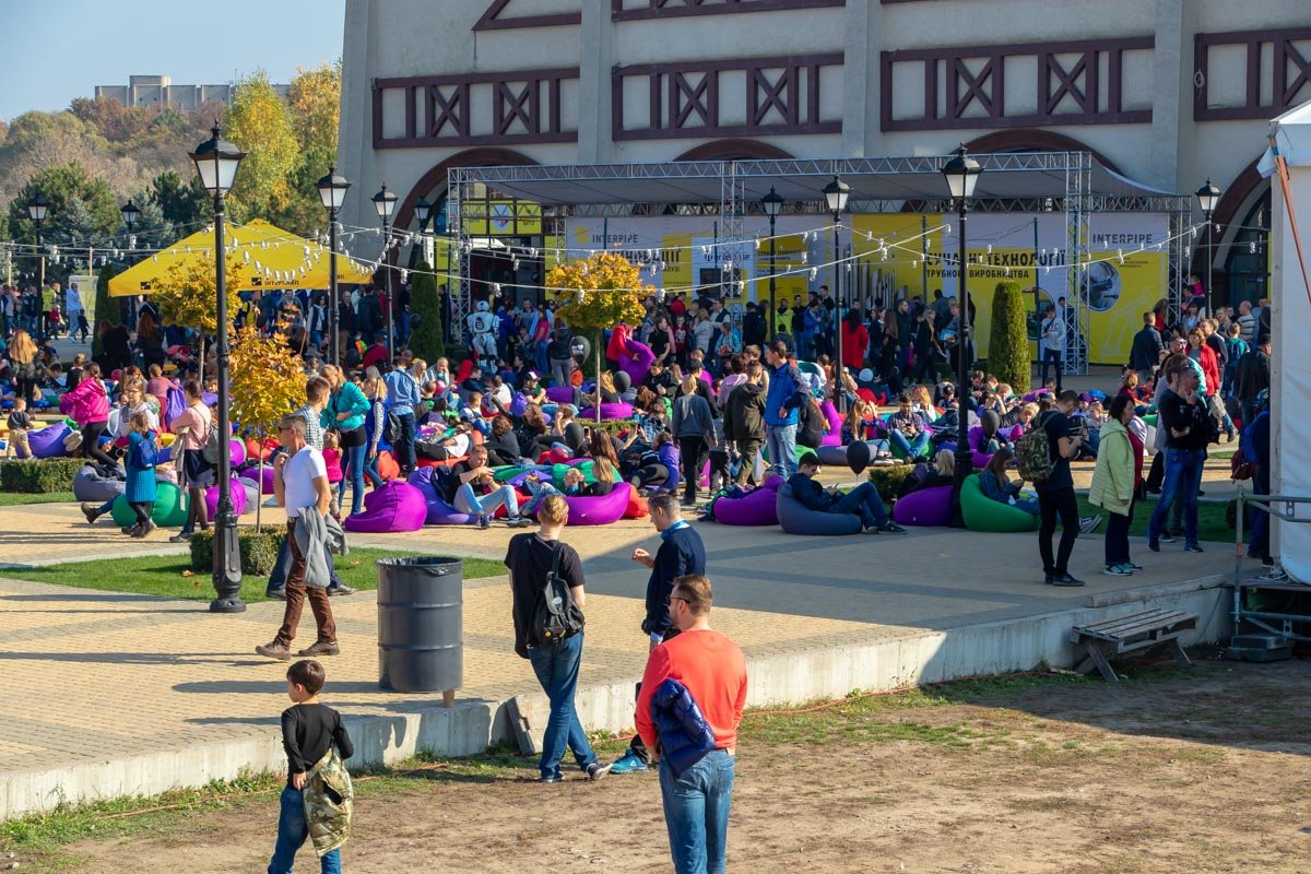 Роботы-рокеры из Берлина, настоящий Бамбли и взрывы от химиков: что приготовил Interpipe для TechFest 2019 22