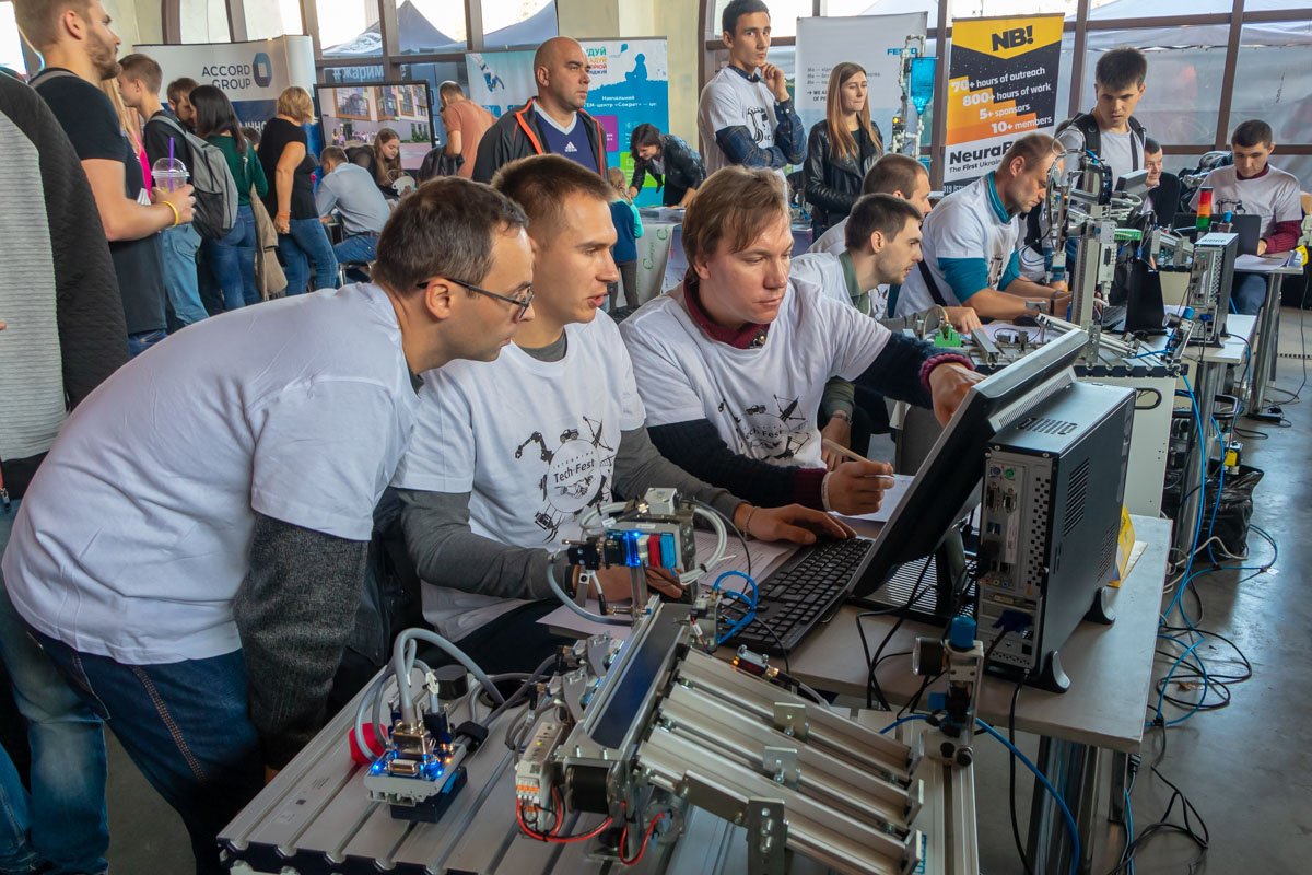 Роботы-рокеры из Берлина, настоящий Бамбли и взрывы от химиков: что приготовил Interpipe для TechFest 2019 27