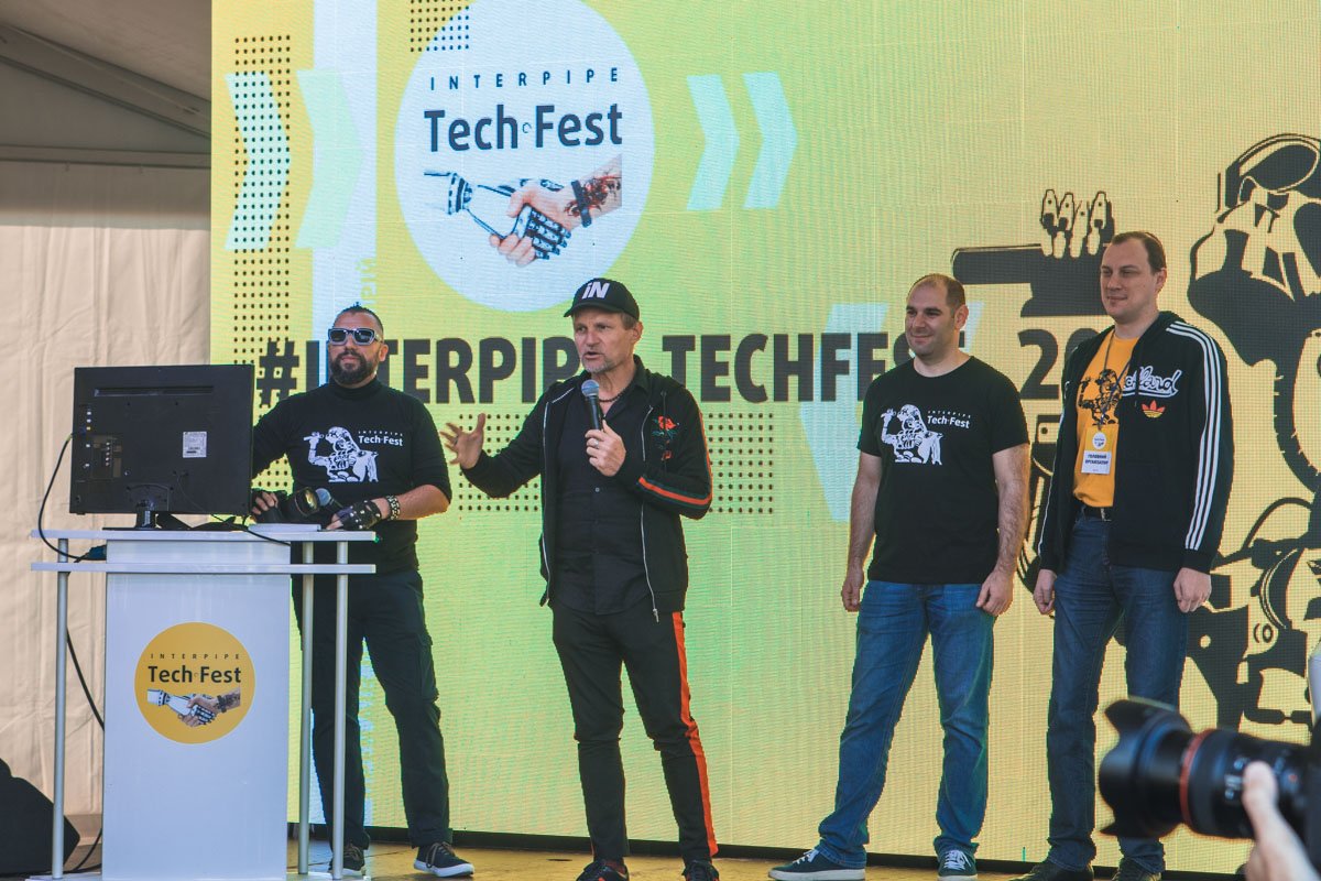 Роботы-рокеры из Берлина, настоящий Бамбли и взрывы от химиков: что приготовил Interpipe для TechFest 2019 36