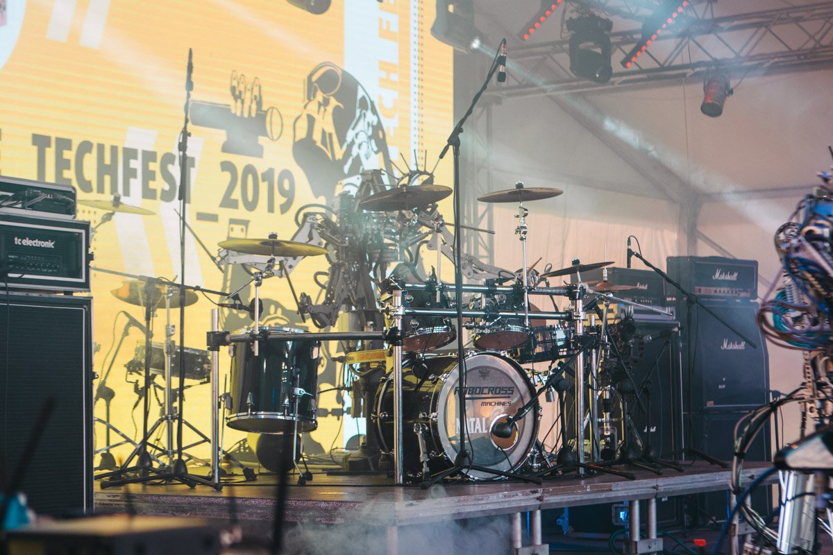 Роботы-рокеры из Берлина, настоящий Бамбли и взрывы от химиков: что приготовил Interpipe для TechFest 2019 37