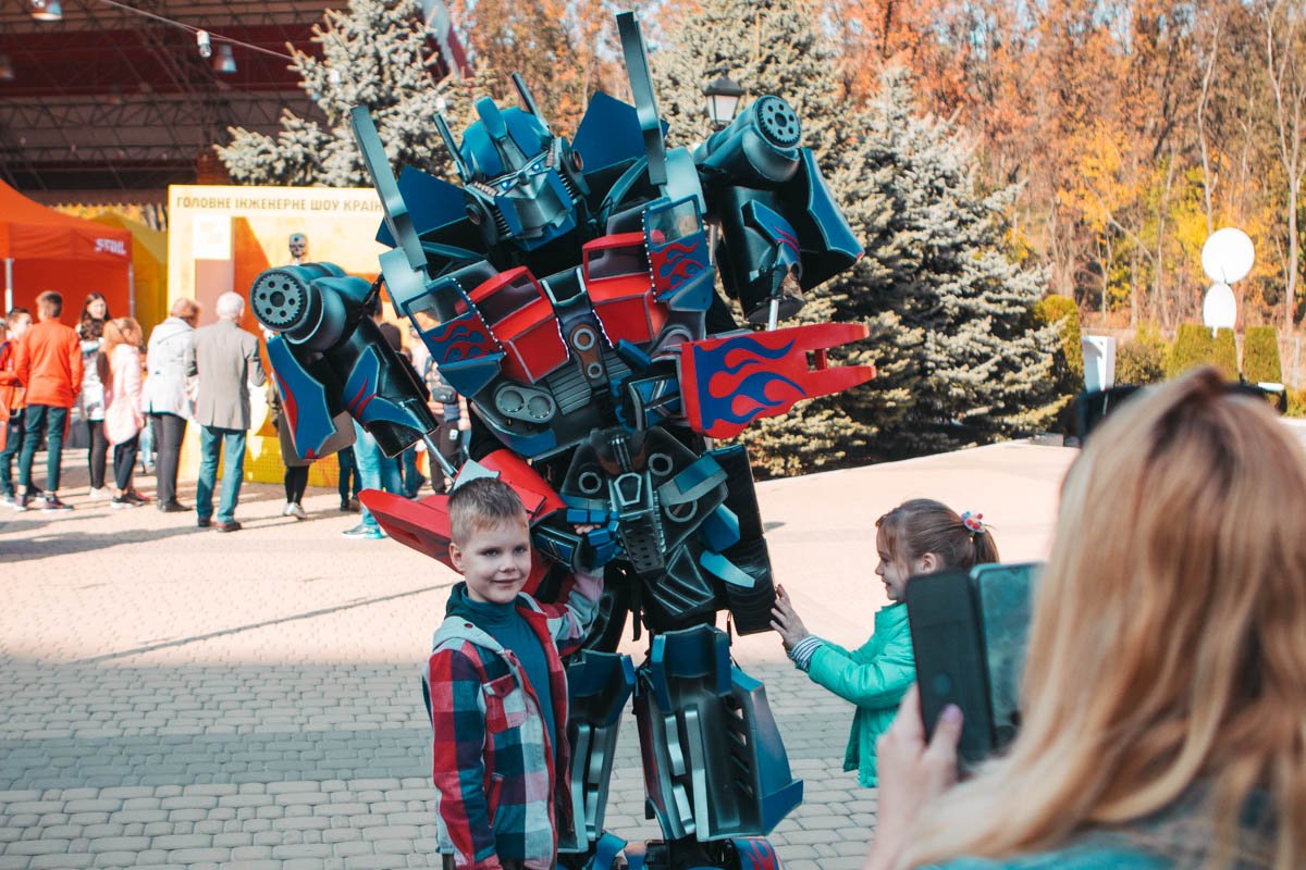 Роботы-рокеры из Берлина, настоящий Бамбли и взрывы от химиков: что приготовил Interpipe для TechFest 2019 48