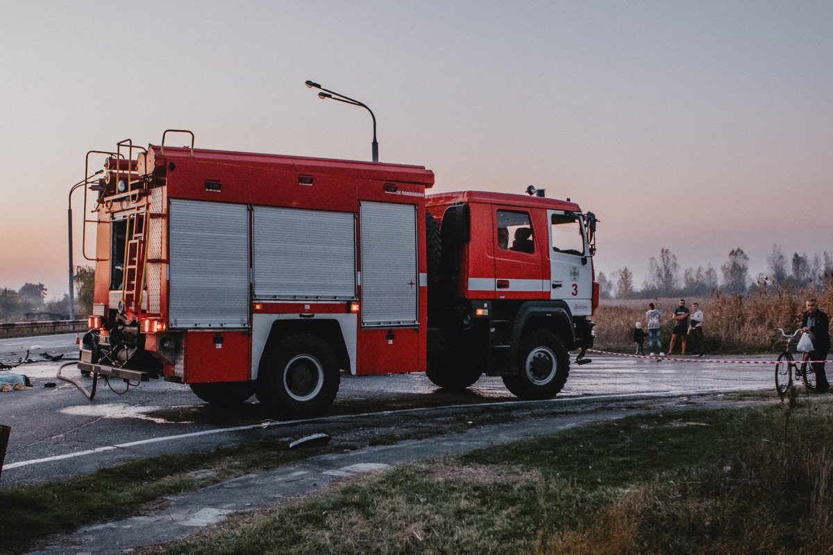 Водителя Ford из автомобиля доставали спасатели