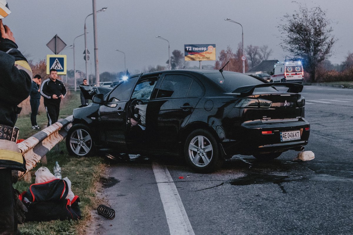 После удара с Ford Mitsubishi полетел в отбойник
