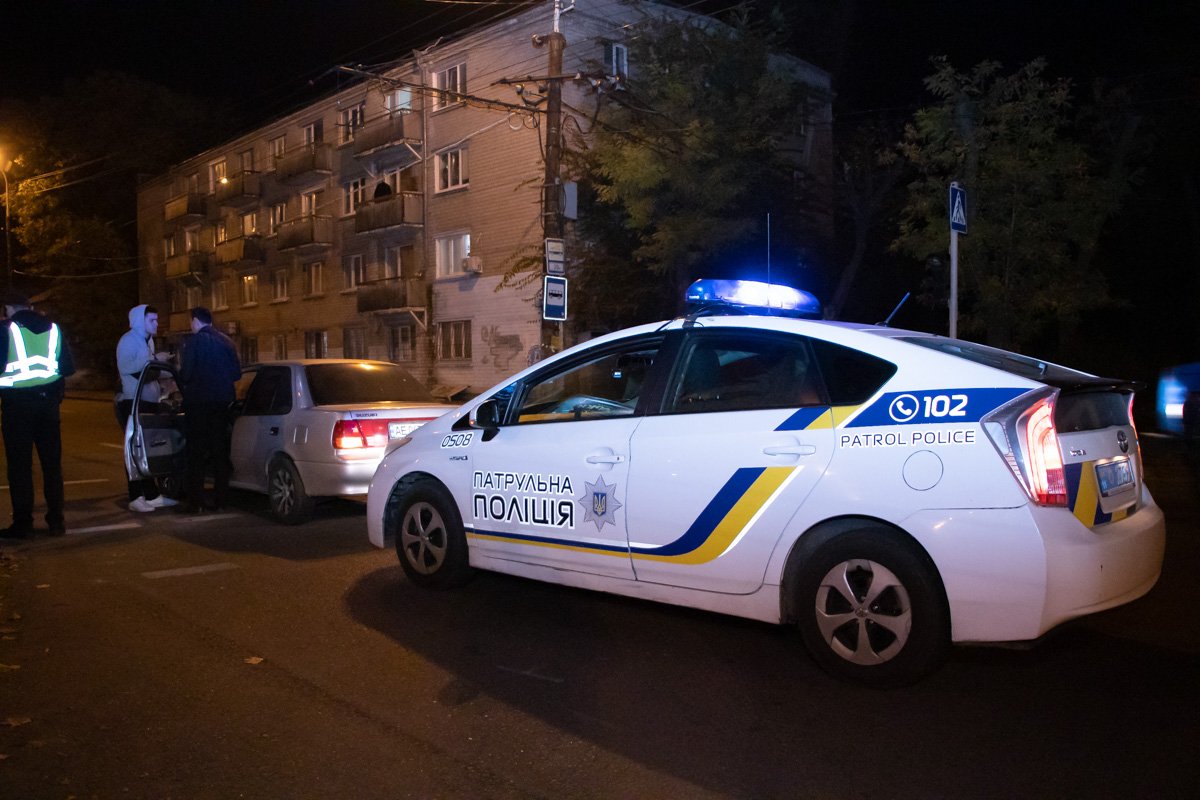 Водитель Seat дает показания полицейским Водитель Seat дает показания полицейским