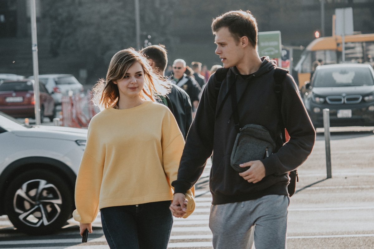 Девушка явно о чем-то подозревает, и парень об этом догадывается