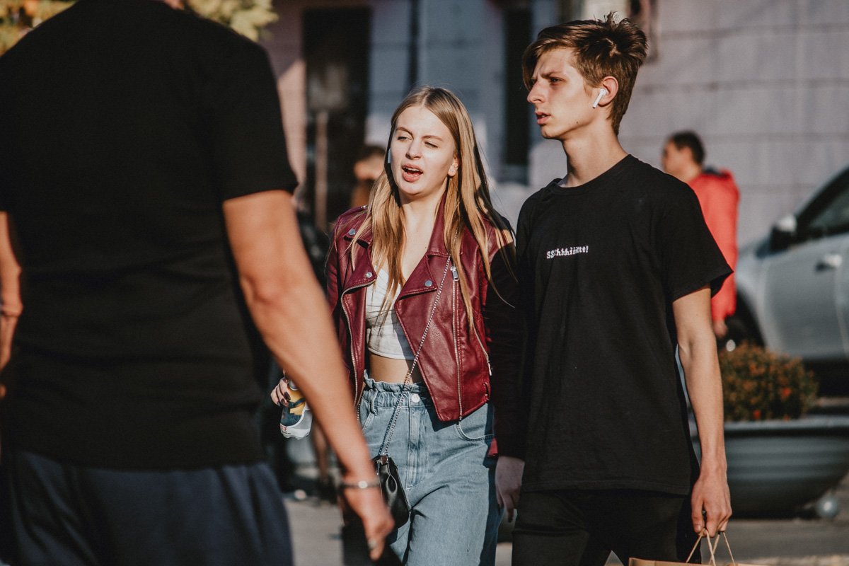 Летние топы прятать на полки еще рано