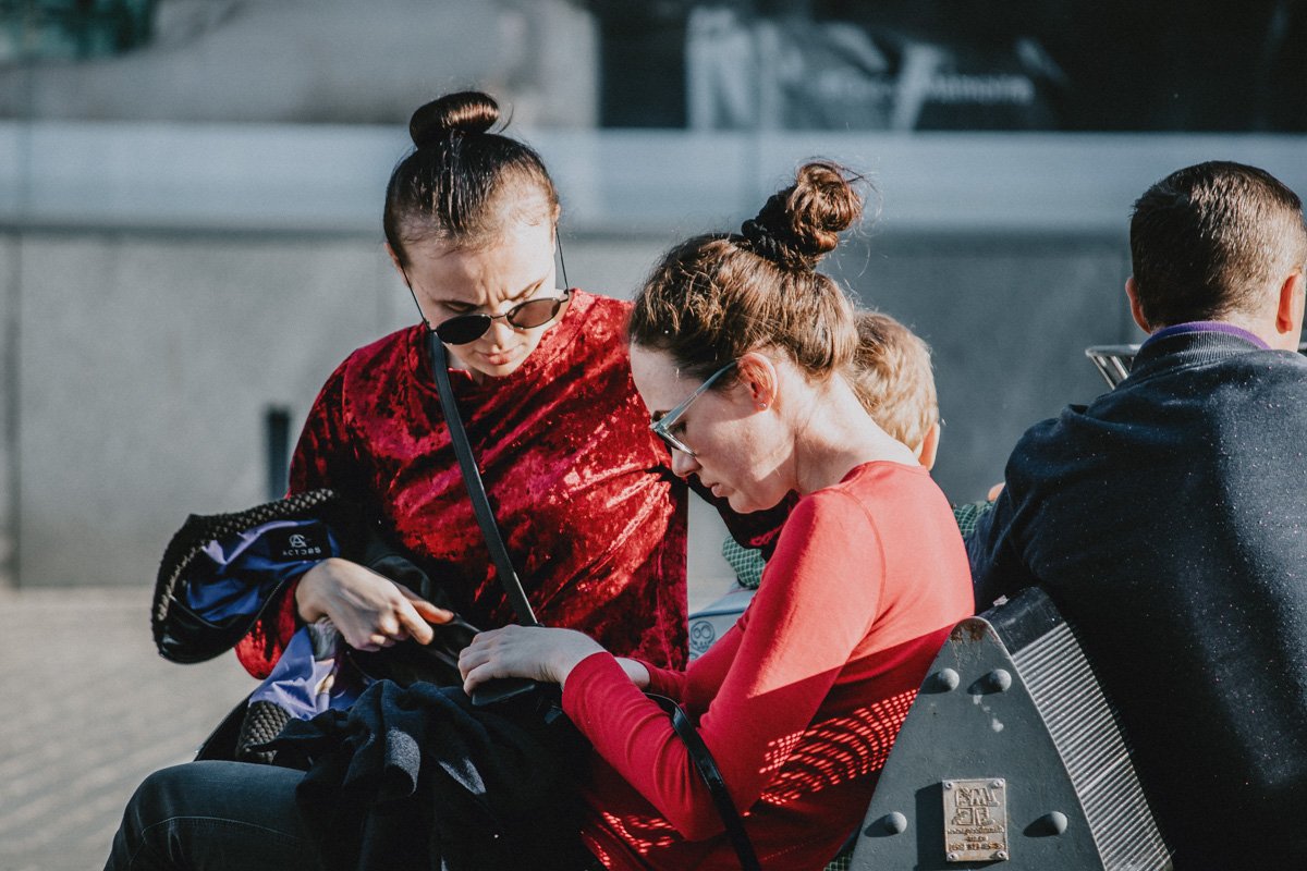 Яркое настроение отображается и на одежде